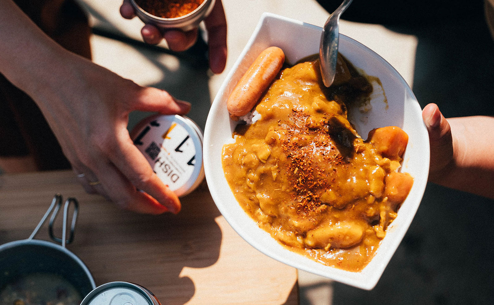 キャンプで作る「シン レトルトカレー」