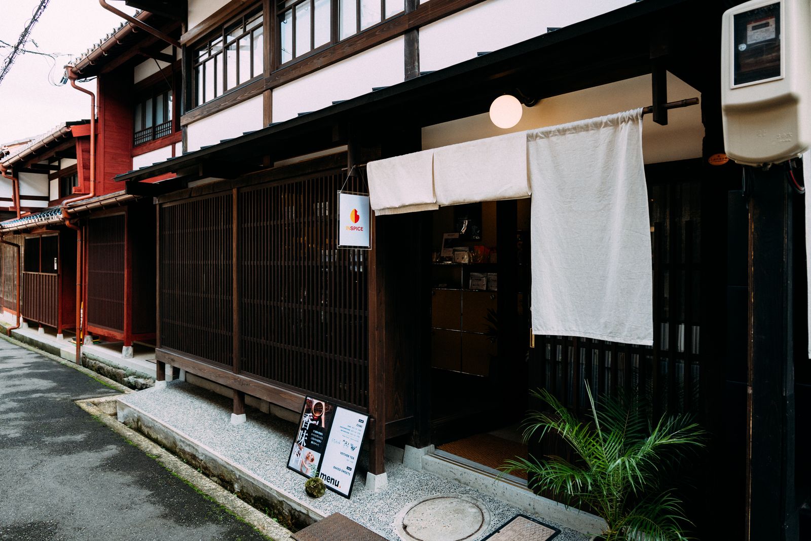 ひがし茶屋街の町屋に掛かる Inspice KANAZAWA の白い暖簾