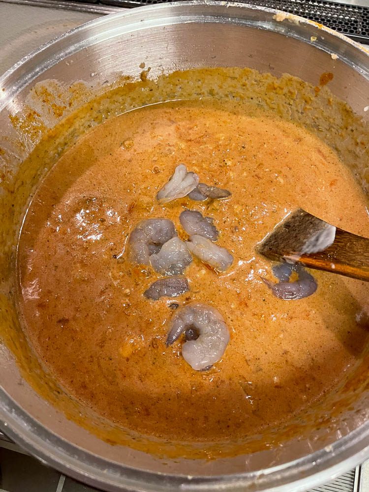 鍋でコトコト煮込む